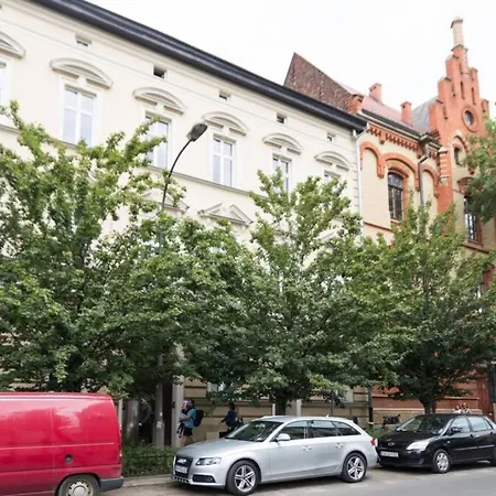 The Quiet Blue Home In The City Center!-2